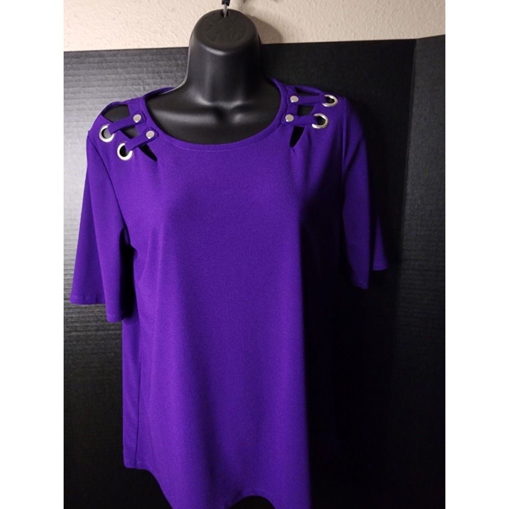 89th & Madison: Purple Top Short Sleeves Cut Out Shoulder (Size SMALL)